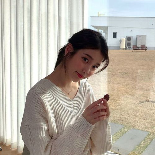 李知恩的春季穿搭太清新了 白色針織襯衫搭配牛仔褲,真讓人心動(dòng)