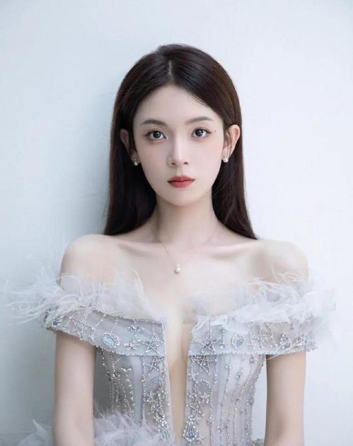 陳瑤幻紗星月羽毛裙造型大片